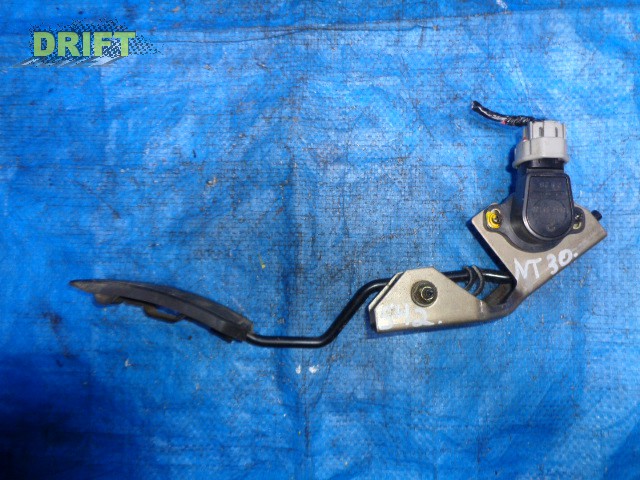 педаль подачи топлива