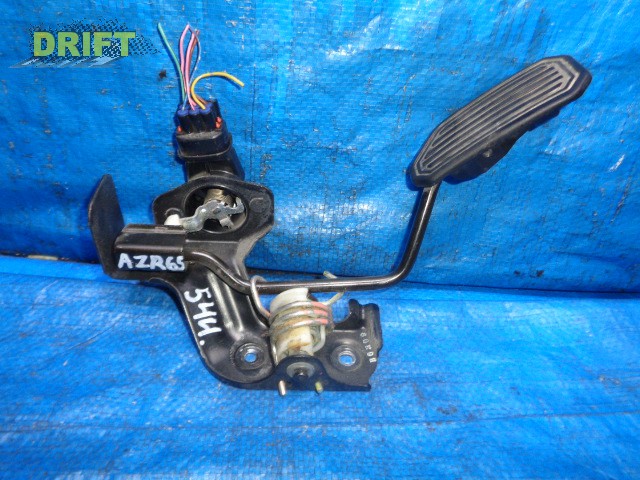 педаль подачи топлива