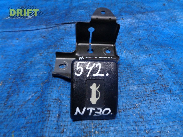 ручка открытия капота