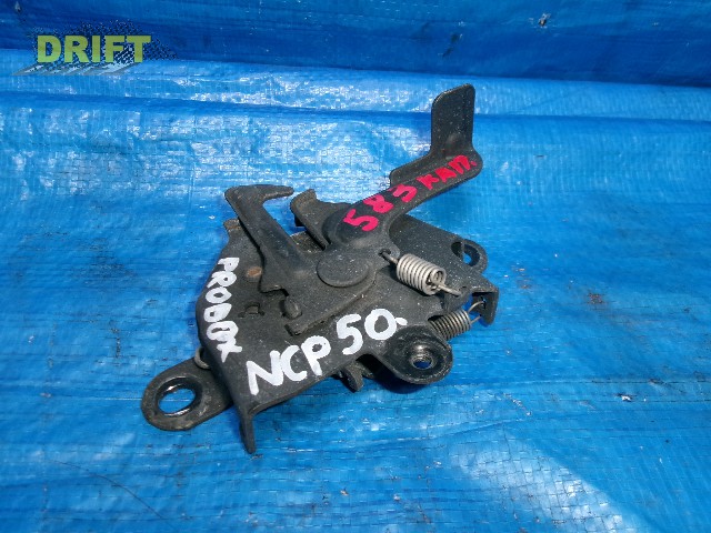 замок капота