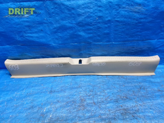 накладка замка багажника