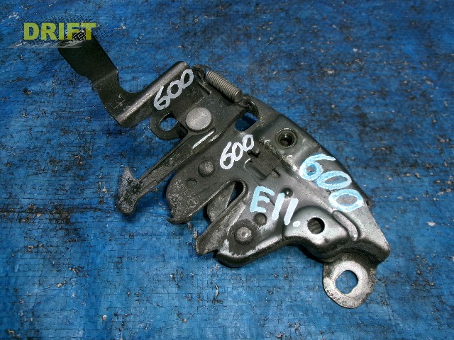 замок капота