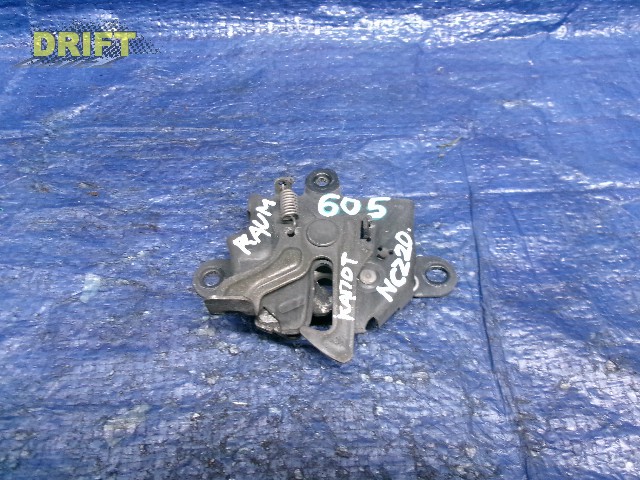 замок капота