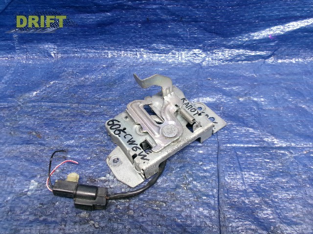 замок капота