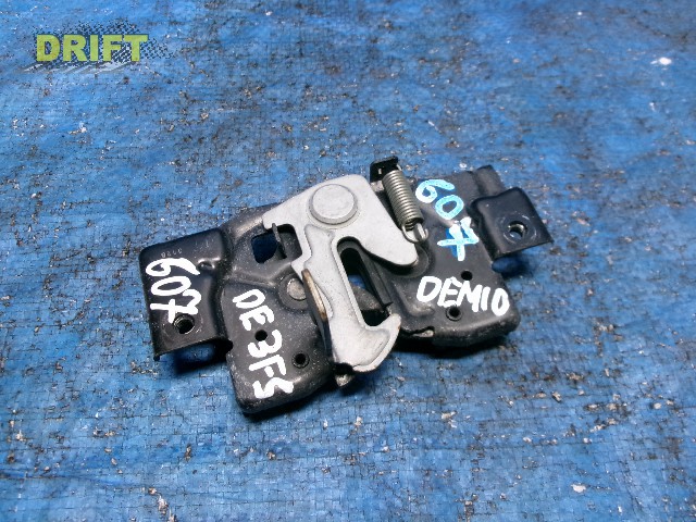 замок капота