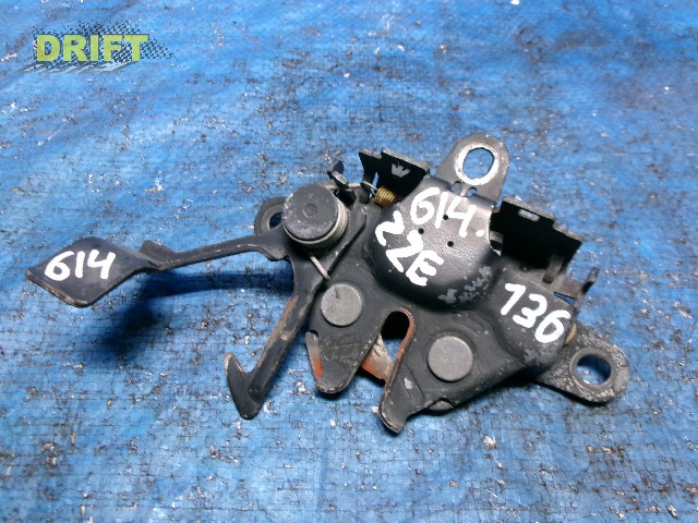 замок капота